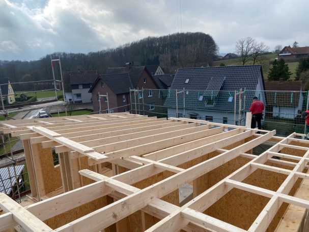 Kran richtet neuen Dachstuhl in Niedersachsen auf