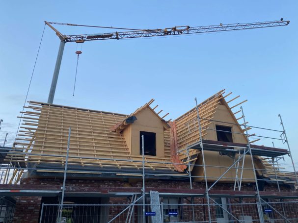 Bauingenieur Wille beim Aufmaß für die Dachsanierung